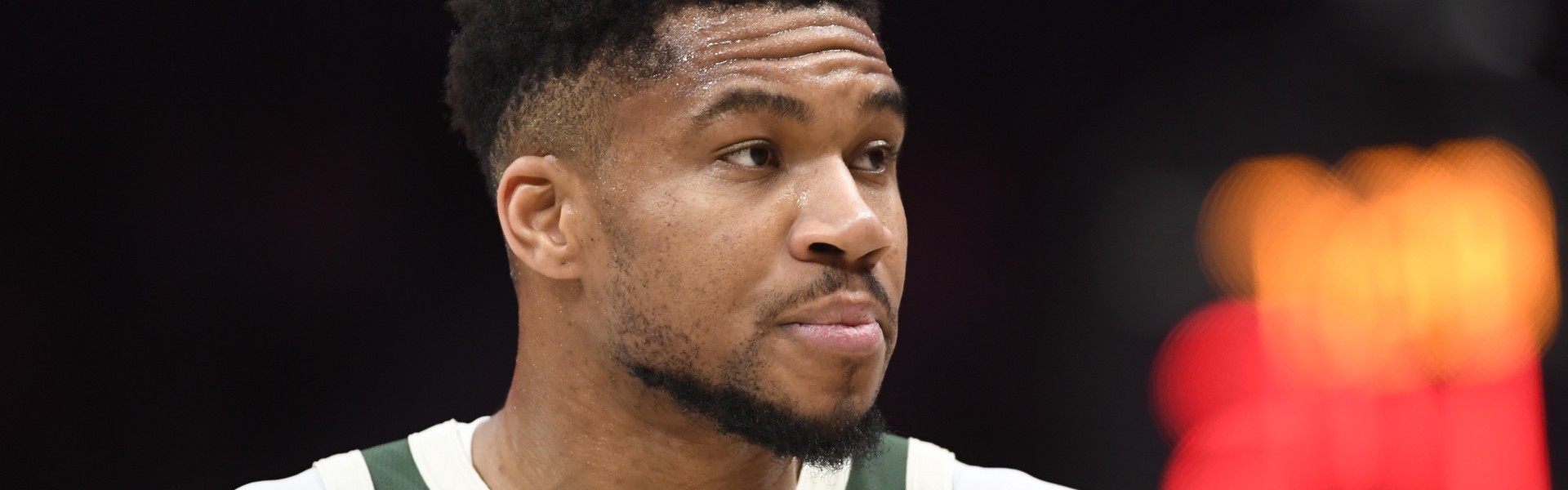 打得真累啊！字母哥半场8中5拿到15分3板2助1断 次节独得11分